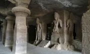 Auf der indischen Insel Elephanta bei Mumbai wurde im vermutlich 6. Jahrhundert in einer Höhle ein Shiva-Heiligtum errichtet. Auf der indischen Insel Elephanta bei Mumbai wurde im vermutlich 6. Jahrhundert in einer Höhle ein Shiva-Heiligtum errichtet.