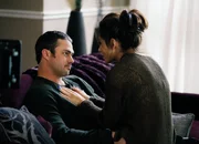 Chicago Fire Harte Entscheidungen - Under the Knife Staffel 1, Episode 12 Abschied für immer?: Taylor Kinney als Kelly Severide, Kelli Barrett als Renee Whaley Chicago Fire Harte Entscheidungen - Under the Knife Staffel 1, Episode 12 Abschied für immer?: Taylor Kinney als Kelly Severide, Kelli Barrett als Renee Whaley