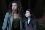 Astra Logue (Olivia Swann, l.)