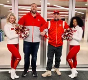 Mitchell Schwartz (l.) und Tim Mälzer im Arrowhead Stadium der Kansas City Chiefs. Mitchell Schwartz (l.) und Tim Mälzer im Arrowhead Stadium der Kansas City Chiefs.