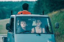 Als Kim (Emma Flo&szlig;mann) Flake (Jakob Schmidt, li.) dazu &uuml;berredet zum Bodensee zu fahren, l&auml;sst sich Philipp (Daniel Rodic, hi.), der alles mitgeh&ouml;rt hat, die Chance auf einen Roadtrip nicht entgehen und dr&auml;ngt sich den beiden auf.