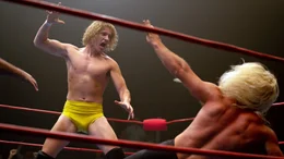 David Von Erich (Harris Dickinson, li.)
