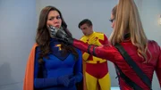 Vorne, l-r: Phoebe Thunderman (Kira Kosarin), Galexia (Natasha Hall) Vorne, l-r: Phoebe Thunderman (Kira Kosarin), Galexia (Natasha Hall)