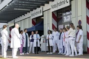 (Mitte v.l.n.r.) Emma Jahn (Elias Agbaglah); Mikko Rantala (Luan Gummich); Karin Patzelt (Marijam Agischewa); Leyla Sherbaz (Sanam Afrashteh) (Mitte v.l.n.r.) Emma Jahn (Elias Agbaglah); Mikko Rantala (Luan Gummich); Karin Patzelt (Marijam Agischewa); Leyla Sherbaz (Sanam Afrashteh)
