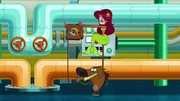 Marina strickt einen Pulli mit Zig und Sharko als Motiv.