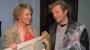 Nikola (Mariele Millowitsch) trifft im Hausflug wieder auf den etwas ungeschickten Zwischenmieter Richard Gr&ouml;nlechner (Roland Koch), einen K&uuml;nstler. Die beiden sind sich schnell sympathisch...