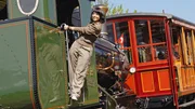 Moderatorin Mona Vetsch f&auml;hrt im F&uuml;hrerstand der Rigi-Dampflok mit.