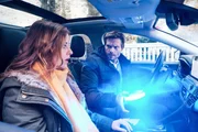 Robert (Felix Maximilian) ist entsetzt, als Hannas (Sunny Bansemer) Redeschwall ihn zu einem unglücklichen Fehler treibt. Robert (Felix Maximilian) ist entsetzt, als Hannas (Sunny Bansemer) Redeschwall ihn zu einem unglücklichen Fehler treibt.