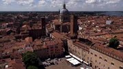 Innenstadt Mantua mit Piazza Sordello und Basilika Sant Andrea, Luftaufnahme. Innenstadt Mantua mit Piazza Sordello und Basilika Sant Andrea, Luftaufnahme.