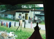 Der Luxuszug fährt durchs Armenviertel - Blick aus dem Fenster des Eastern and Oriental Express, der von Singapur nach Bankok fährt. Der Luxuszug fährt durchs Armenviertel - Blick aus dem Fenster des Eastern and Oriental Express, der von Singapur nach Bankok fährt.