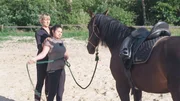 Katja Schnabel (l.) hilft Elisa und "Chalet". Katja Schnabel (l.) hilft Elisa und "Chalet".