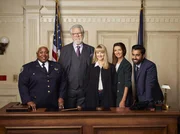 L-R: Lacretta als Donna 'Gurgs' Gurganous, John Larroquette als Dan Fielding, Melissa Rauch als Abby Stone, India de Beaufort als Olivia Moore, Kapil Talwalkar als Neil