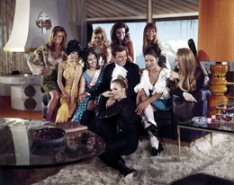 James Bond (George Lazenby) inmitten von Frauen.