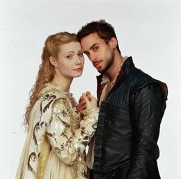 Sind unsterblich ineinander verliebt: Violet (Gwyneth Paltrow, l.) und Will (Joseph Fiennes, r.) ...