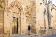 Moderator Christopher Clark an einem Seiteneingang der Mezquita in Cordoba Moderator Christopher Clark an einem Seiteneingang der Mezquita in Cordoba