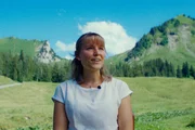 Cécile Schmidig auf der Tröligen Alp SZ. Eine junge, vielseitige und leidenschaftliche Volksmusikerin aus einer Volksmusik-Familie. Cécile Schmidig auf der Tröligen Alp SZ. Eine junge, vielseitige und leidenschaftliche Volksmusikerin aus einer Volksmusik-Familie.