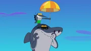 Soll es noch etwas Sonnenschutz sein? Sharkos kleiner Fan m&ouml;chte Sharko jeden Wunsch erf&uuml;llen.