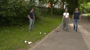 v.l.: Trainer Marcel Wunderlich, Yasmin und Colin mit Frz. Bulldogge "Ruby". v.l.: Trainer Marcel Wunderlich, Yasmin und Colin mit Frz. Bulldogge "Ruby".