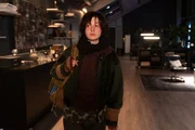 Karl (Sarah Mahita) verlässt die Wohnung von Lukas Laim. Karl (Sarah Mahita) verlässt die Wohnung von Lukas Laim.