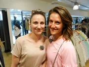 Pia (l.) ist zusammen mit ihrer Shoppingbegleitung Silvia auf der Suche nach dem perfekten Outfit.