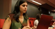 Samira (20) studiert Jura und finanziert sich ihr Studium mit einem Nebenjob. Samira (20) studiert Jura und finanziert sich ihr Studium mit einem Nebenjob.