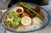 Lammhaxespieß mit Beilagen. Lammhaxespieß mit Beilagen.