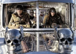 Praetorian Jack (Tom Burke) und Furiosa (Anya Taylor-Joy)  +++ Die Verwendung des sendungsbezogenen Materials ist nur mit dem Hinweis und Verlinkung auf RTL+ gestattet. +++