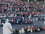 Jeden Tag versammeln sich in Lourdes christliche Pilger zur Lichterprozession. Jeden Tag versammeln sich in Lourdes christliche Pilger zur Lichterprozession.