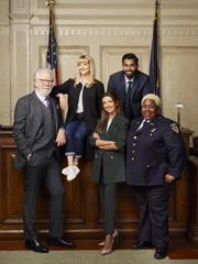L-R: John Larroquette als Dan Fielding, Melissa Rauch als Abby Stone, India de Beaufort als Olivia Moore, Kapil Talwalkar als Neil und Lacretta als Donna 'Gurgs' Gurganous