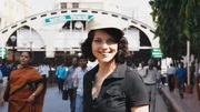 Mona Vetsch vor dem Seiteneingang des Victoria Terminus in Mumbai. Mona Vetsch vor dem Seiteneingang des Victoria Terminus in Mumbai.