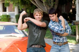Die chaotischen Cousins Bo und Luke Duke (Randy Wayne, re., Jonathan Bennett, li.)  sind mal wieder auf Bew&auml;hrung und landen aus erzieherischen Gr&uuml;nden bei ihrem Onkel Jesse und ihrer langweiligen Cousine Daisy in Hazzard-County