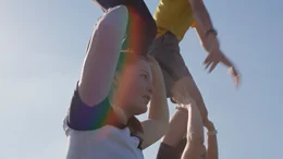 Yara turnt in einem Verein in Deutschland.
