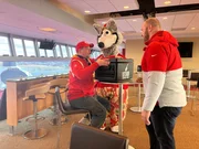V.l.: Tim Mälzer, K.C. Wolf, Mitchell Schwartz im Arrowhead Stadium der Kansas City Chiefs. V.l.: Tim Mälzer, K.C. Wolf, Mitchell Schwartz im Arrowhead Stadium der Kansas City Chiefs.