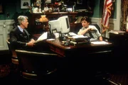 Michael (Michael J. Fox, r.) versucht verzweifelt, den B&uuml;rgermeister (Barry Bostwick, l.) davon abzubringen, sich mit einer viel j&uuml;ngeren Frau einzulassen.