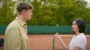 Leyla (Suri Abbassi) ist verletzt, als Elias (Robin Schick) ihr nicht erkl&auml;ren kann, was mit ihm los ist.