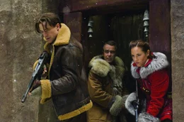 L-R: Rick O'Connell (Brendan Fraser), Jonathan Carnahan (John Hannah) und Evelyn O'Connell (Maria Bello)