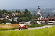 Pascal Kitzmüller und Karl Weixelbaumer mit VW Bus während Servus TV's “Lasst's ma's schee griaßn” in Natters, Tirol, Österreich Pascal Kitzmüller und Karl Weixelbaumer mit VW Bus während Servus TV's “Lasst's ma's schee griaßn” in Natters, Tirol, Österreich