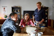 Semir (Erdogan Atalay, l.) und Paul (Daniel Roesner) wollen von Julia (Lena Schmidtke) wissen, wofür sie das Geld aus dem Raubüberfall braucht. Semir (Erdogan Atalay, l.) und Paul (Daniel Roesner) wollen von Julia (Lena Schmidtke) wissen, wofür sie das Geld aus dem Raubüberfall braucht.