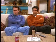Ross (David Schwimmer, r.) und Chandler (Matthew Perry, l.) sind sich uneinig darüber, wer von ihnen einen Witz erfunden hat, der im "Playboy" abgedruckt wurde. Ross (David Schwimmer, r.) und Chandler (Matthew Perry, l.) sind sich uneinig darüber, wer von ihnen einen Witz erfunden hat, der im "Playboy" abgedruckt wurde.