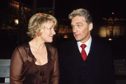 Der Abend ist für Nikola (Mariele Millowitsch) und Dr. Schmidt (Walter Sittler) gleichermaßen schlecht gelaufen und so finden sie sich beide im lauschigen Park ein. Der Abend ist für Nikola (Mariele Millowitsch) und Dr. Schmidt (Walter Sittler) gleichermaßen schlecht gelaufen und so finden sie sich beide im lauschigen Park ein.