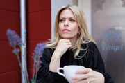 Patrizia (Miriam Lahnstein, l.) denkt &uuml;ber Matthias' Angebot nach.