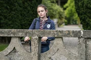 Robyn Wright (Carrie). Robyn Wright (Carrie).