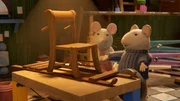 Sam (r.) präsentiert Julia (l.) stolz den Schlitten, der er gebaut hat. Für ihn ist das der Beweis, dass sein Opa nicht gelogen hat, als er erzählte, dass es Schlitten gibt, mit denen man im Schnee fahren kann. Sam (r.) präsentiert Julia (l.) stolz den Schlitten, der er gebaut hat. Für ihn ist das der Beweis, dass sein Opa nicht gelogen hat, als er erzählte, dass es Schlitten gibt, mit denen man im Schnee fahren kann.