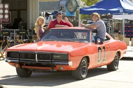 Die Cousins Bo (Seann William Scott, r.) und Luke (Johnny Knoxville, M.) Duke sitzen wieder hinterm Steuer und machen die Gegend unsicher - nat&uuml;rlich ist auch ihre Cousine Daisy Duke (Jessica Simpson, l.) mit dabei, die stolz auf die knappsten Hotpants im ganzen S&uuml;den sein darf ...