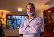 Der Niederl&auml;nder Peter de Kock hatte eine revolution&auml;re Idee: die Schwarmintelligenz f&uuml;r Polizeiermittlungen nutzen. So entstand sein "Bureau Dupin", ein Netzwerk von Laien, die in ihrer Freizeit einen Mordfall aufkl&auml;ren.