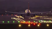 Passagierflugzeug landet in der Abenddämmerung Passagierflugzeug landet in der Abenddämmerung