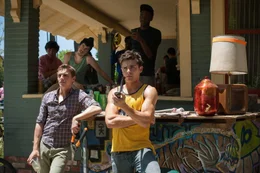 Die Verbindungsbr&uuml;der Pr&auml;sident Teddy (Zac Efron, vorne r.), Stellvertreter Pete (Dave Franco, vorne l.), der Arschsaft (Craig Roberts, hinten l.), Scoonie (Christopher Mintz-Plasse, hinten M.) und Garf (Jerrod Carmichael, hinten r.) sind ber&uuml;hmt ber&uuml;chtigt f&uuml;r ihre wilden Partys und sorgen in einer eigentlich ruhigen Nachbarschaft f&uuml;r geh&ouml;rig Stress ...