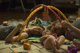 Das ruhige Leben von Kelly (Rose Byrne, l.), Mac (Seth Rogen, r.) und ihrer kleinen Tochter Stella (Rose und Elisa Vargas, M.) ist vorbei, als in das Nachbarhaus eine feierw&uuml;tige Studentenverbindung einzieht ...