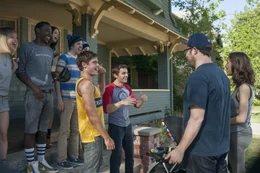 Liefern sich einen Nachbarschaftsstreit, der sich gewaschen hat: Garf (Jerrod Carmichael, 2.v.l.), Scoonie (Christopher Mintz-Plasse, 4.v.l.), Teddy (Zac Efron, 4.v.r.) und Pete (Dave Franco, 3.v.r.) gegen die jungen Eltern Mac (Seth Rogen, 2.v.r.) und Kelly Radner (Rose Byrne, r.) ...