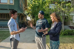 Eigentlich wollen Mac (Seth Rogen, M.), Kelly (Rose Byrne, r.) und Teddy (Zac Efron, l.) versuchen, eine gute Nachbarschaft zu f&uuml;hren, doch als die Partys der Studentenverbindung immer wilder werden und sogar das Leben der kleinen Stella beeintr&auml;chtigen, entsteht ein erbitterter Nachbarschaftsstreit ...